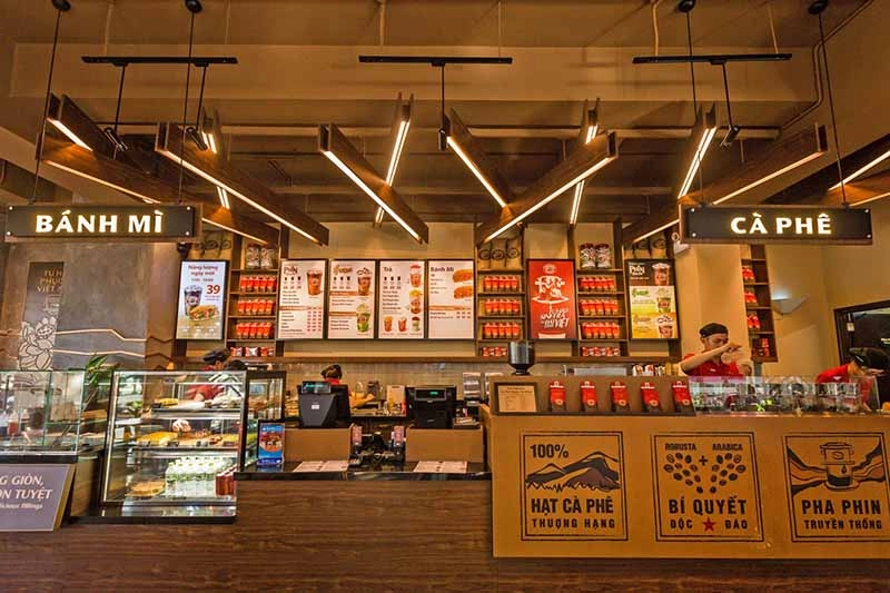 Doanh nhân phân tích kế hoạch mở Highlands Coffee