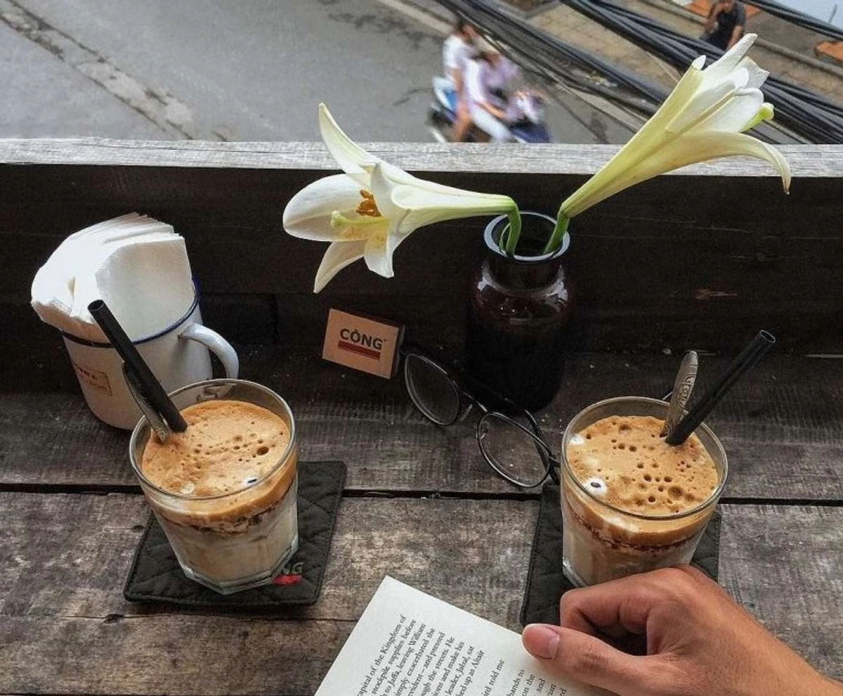 Bạn bè thưởng thức cà phê trứng trên phố cổ Hà Nội
