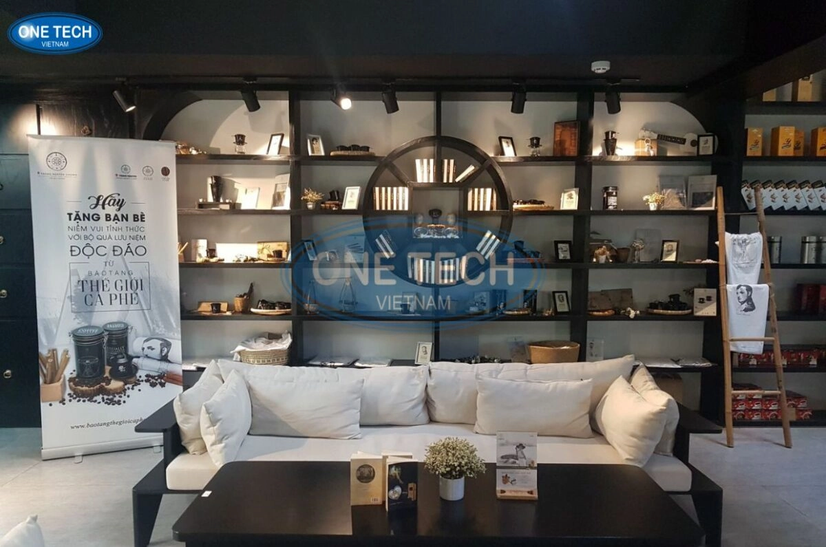 Nguyên liệu cà phê trứng bày trên bàn gỗ