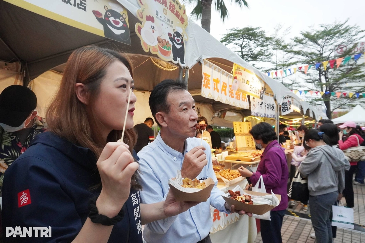 khách xếp hàng dài tại Laha Coffee quận trung tâm