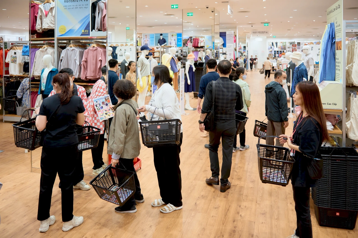 khách xếp hàng khai trương cửa hàng Cộng Cà Phê