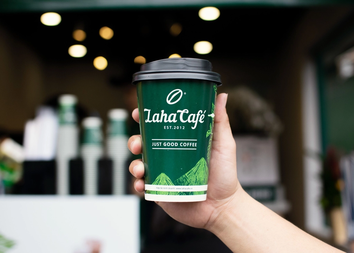 khách xếp hàng nhận ưu đãi khai trương Laha Coffee