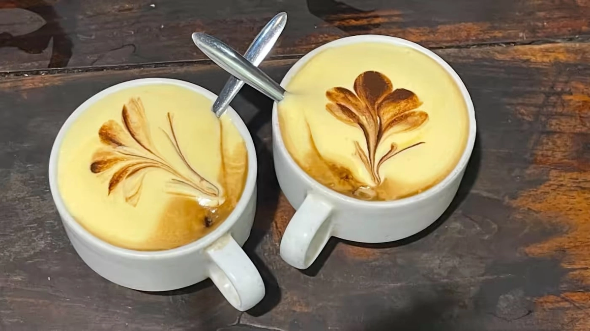 tách cà phê trứng Hà Nội, lớp kem bông mịn