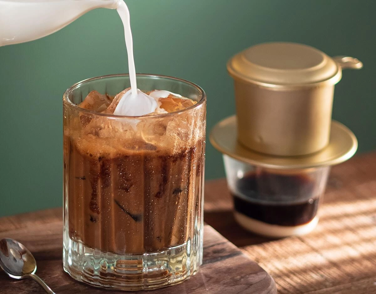 cân đong tỉ lệ sữa đặc, lòng đỏ và cà phê nóng