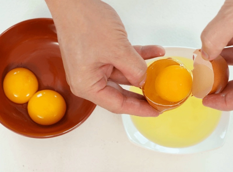 tách lòng đỏ trứng qua rây, hương vani và rum