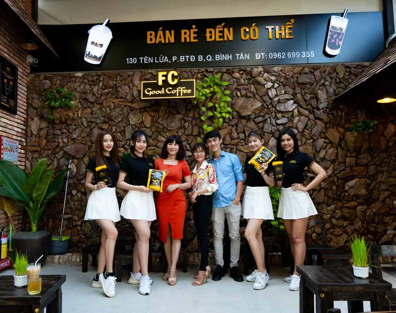 nhân viên FC Good pha chế sau quầy bar