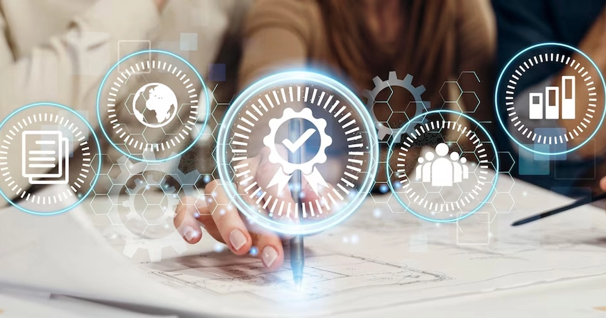 nhân viên Laha kiểm tra quy trình chuẩn tại quầy