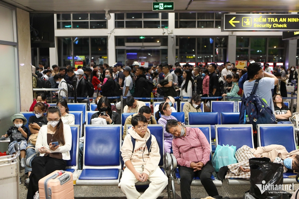 khach hang xep hang tai Cafe Ông Bầu gio cao diem