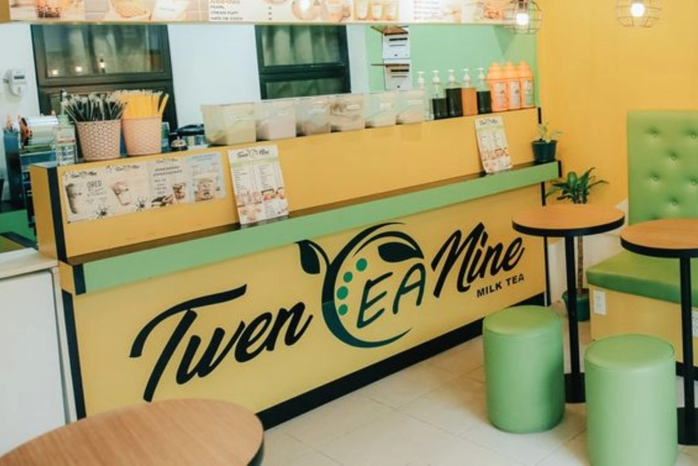 quầy bar VIP Coffee đang pha chế latte