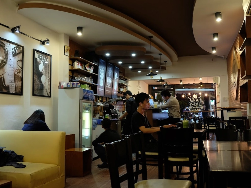 chủ quán VIP Coffee nhìn doanh thu sụt giảm