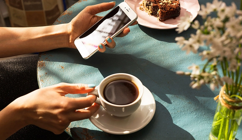 cửa hàng VIP Coffee sáng đèn buổi tối