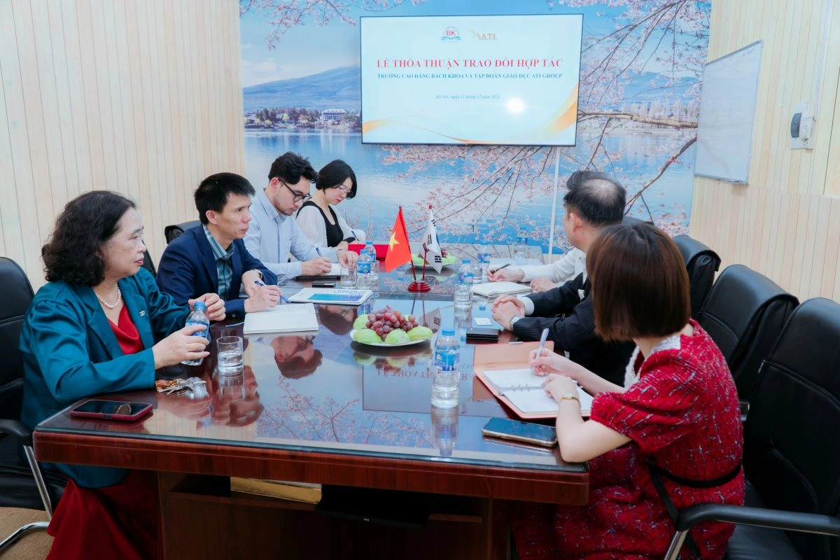 chủ quán VIP Coffee trao đổi hợp đồng