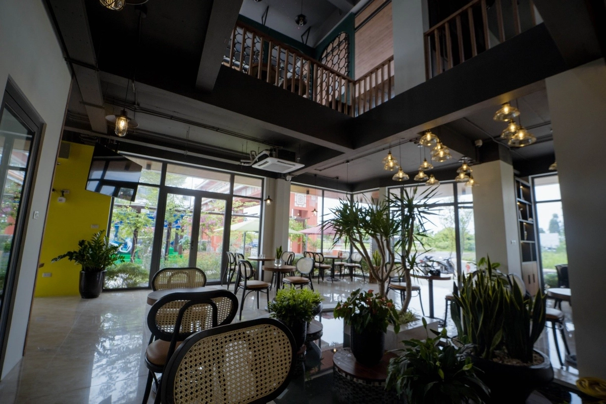 khai trương VIP Coffee với khách check in