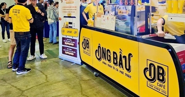 khách xếp hàng mua cà phê Ông Bầu