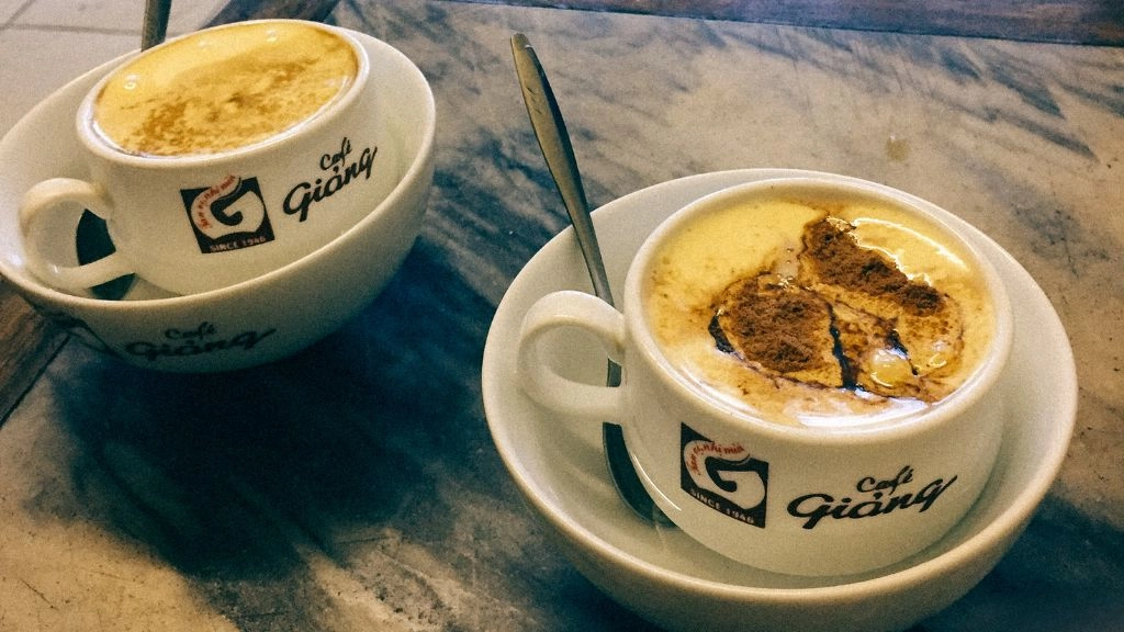 cà phê trứng dùng kèm bánh quy bơ