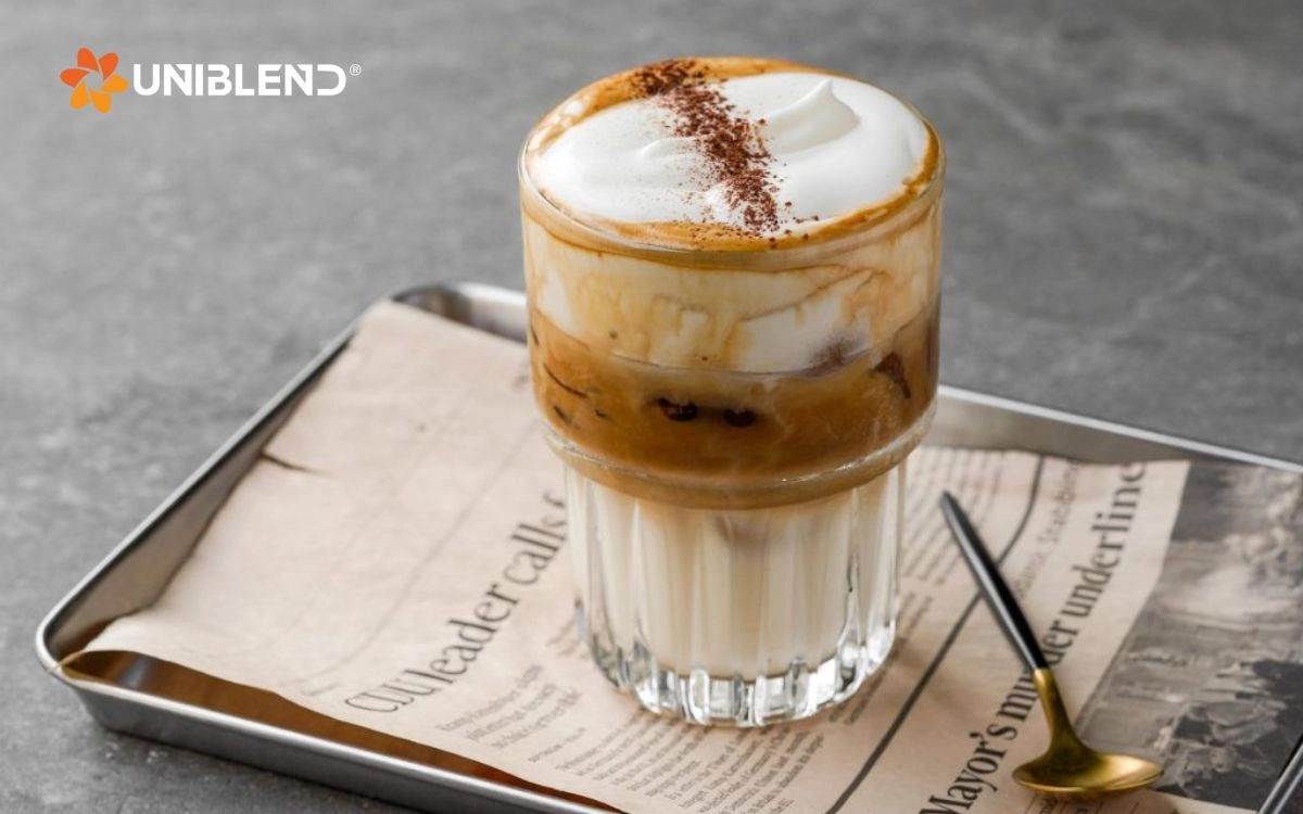 ly cà phê trứng nóng bốc khói hấp dẫn