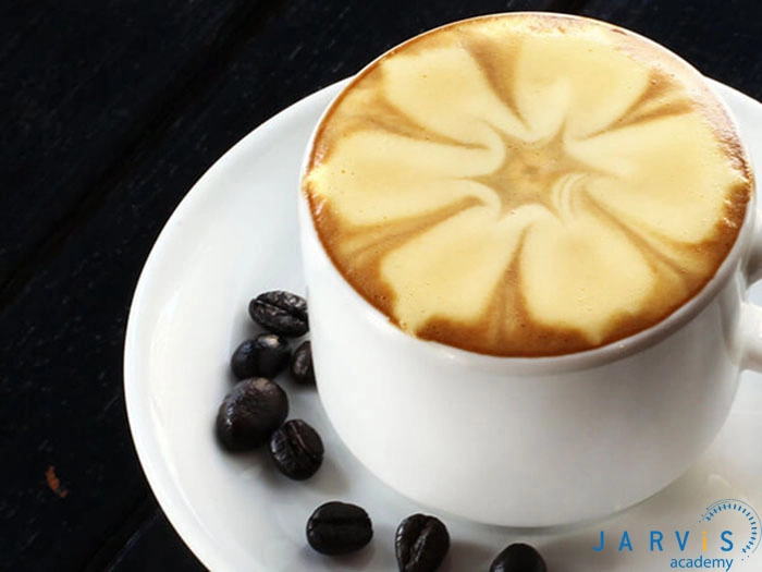 barista rót kem trứng lên cà phê nóng