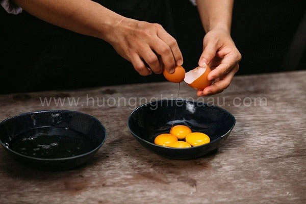 đánh bông lòng đỏ trứng vàng óng mịn mượt
