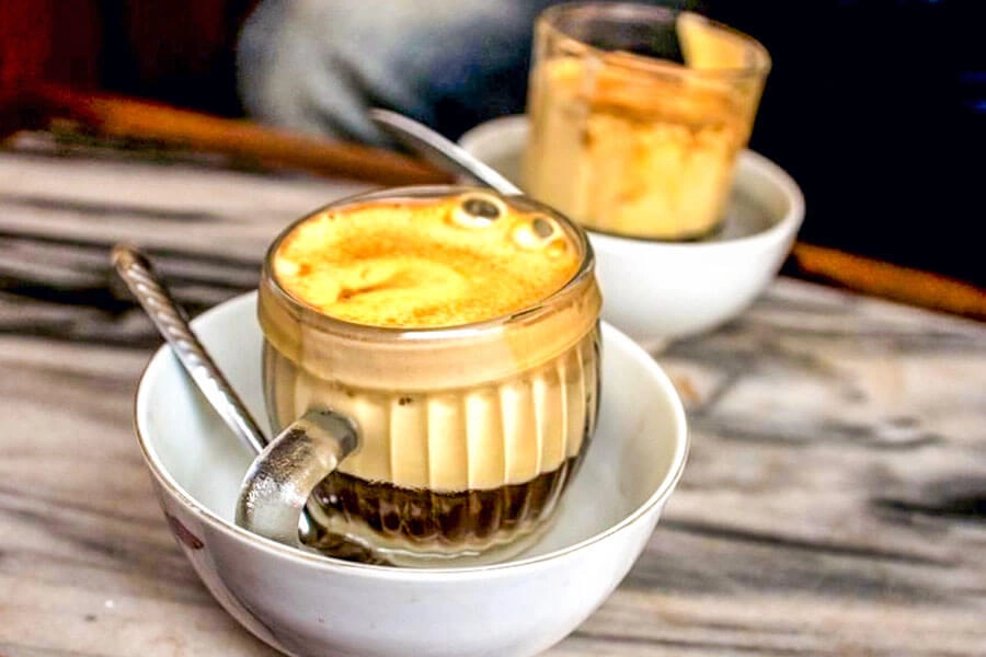 cà phê trứng đá mát lạnh trong ly cao