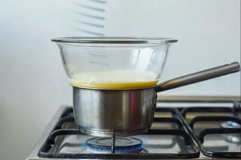 trứng tiệt trùng đặt cạnh hạt cà phê sạch