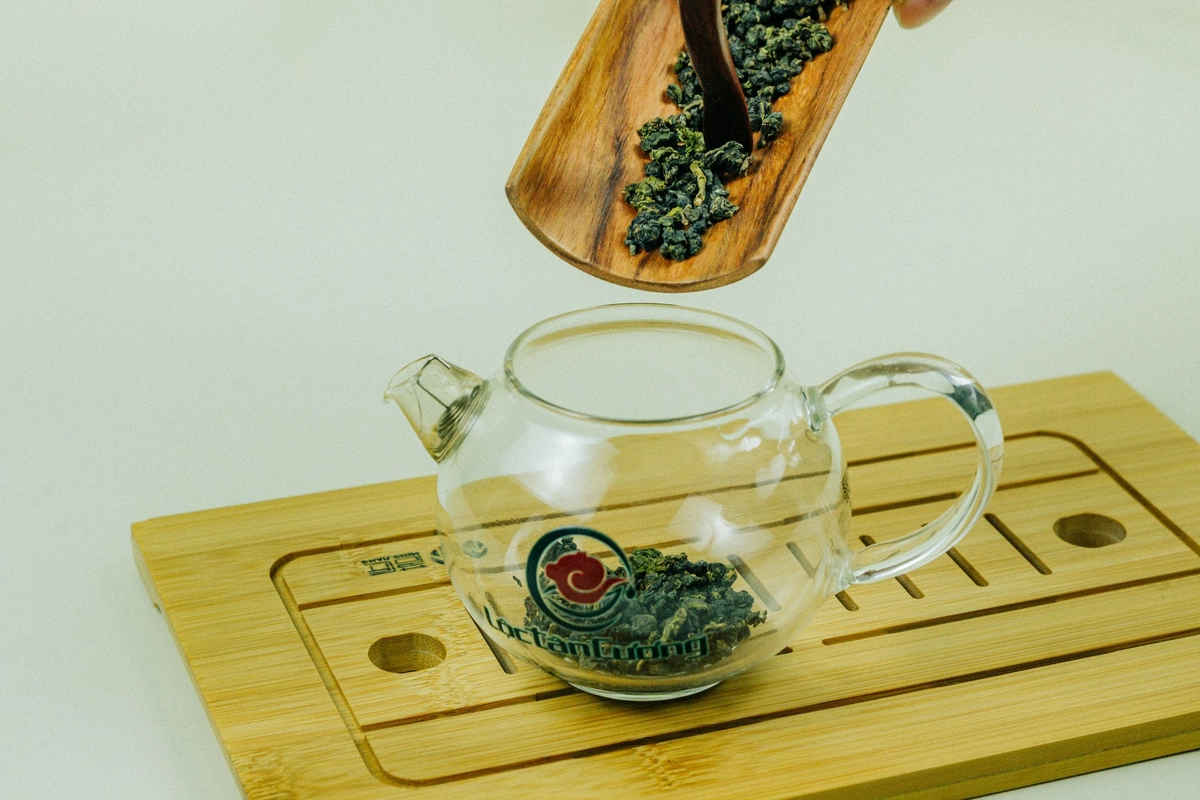 đào tạo barista pha trà ô long với thiết bị chuyên dụng
