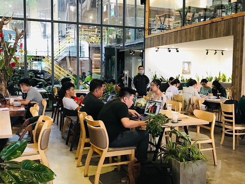 khai trương cửa hàng đồ uống Phê La với hàng dài khách chờ