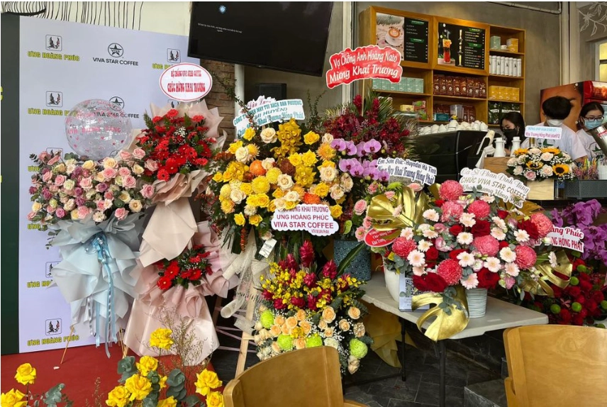 không khí sôi động trong ngày khai trương Laha Cafe