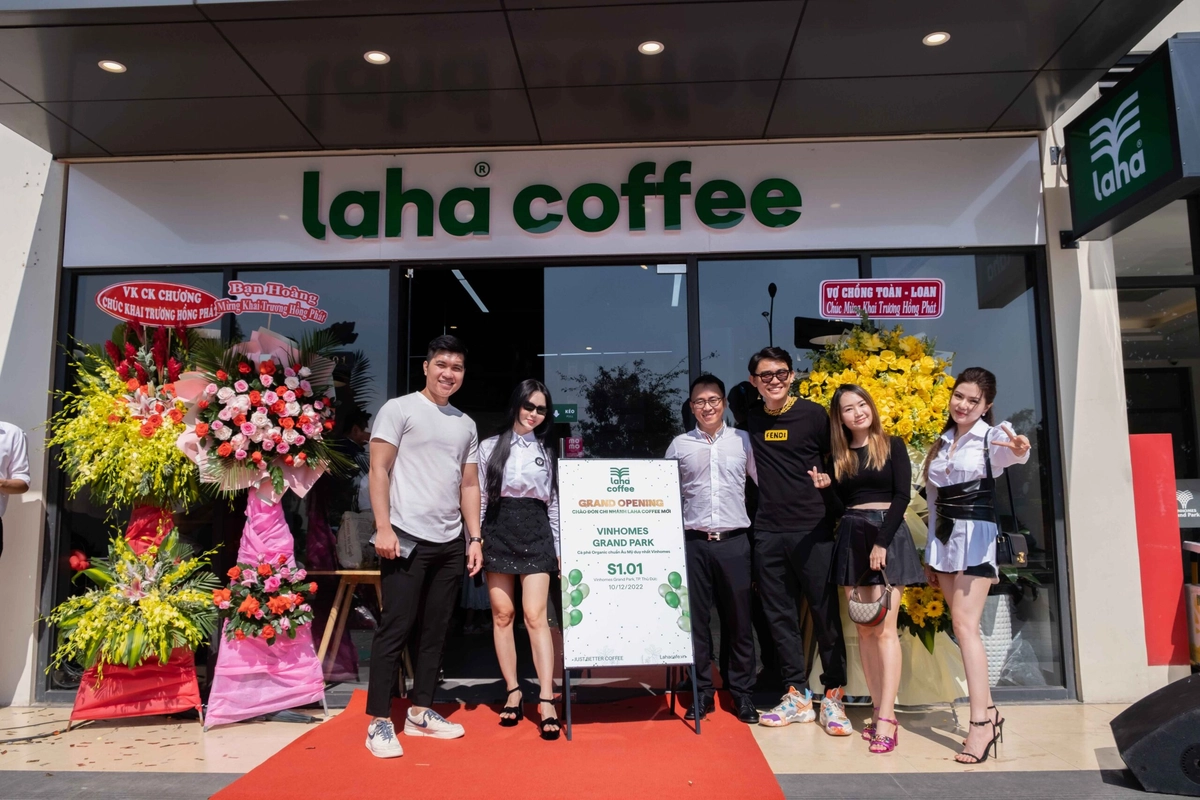 nhân viên Laha Cafe vận hành quầy bar chuyên nghiệp