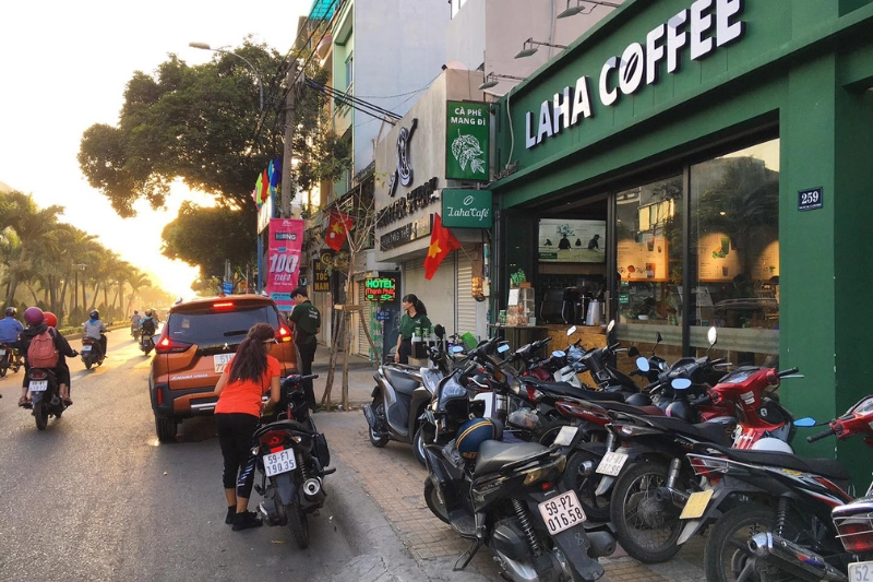 nhà đầu tư đàm phán mở Laha Cafe với bản vẽ