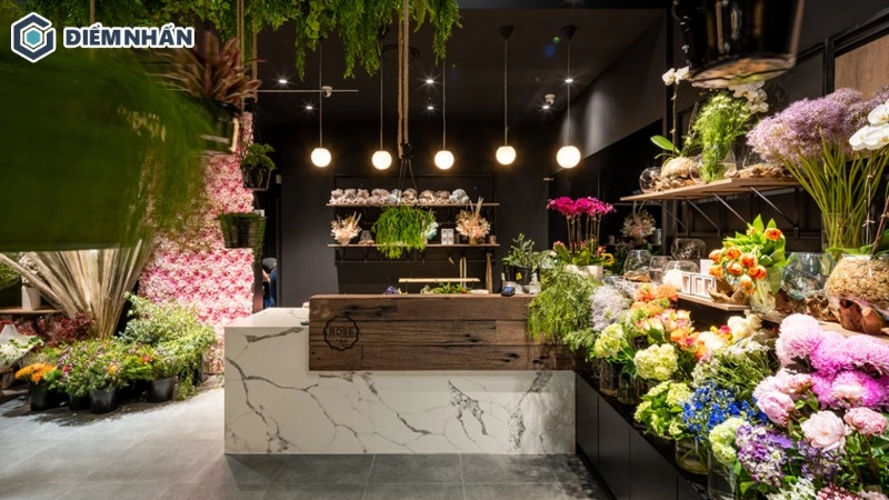 quầy barista gọn gàng và menu mô tả hương vị