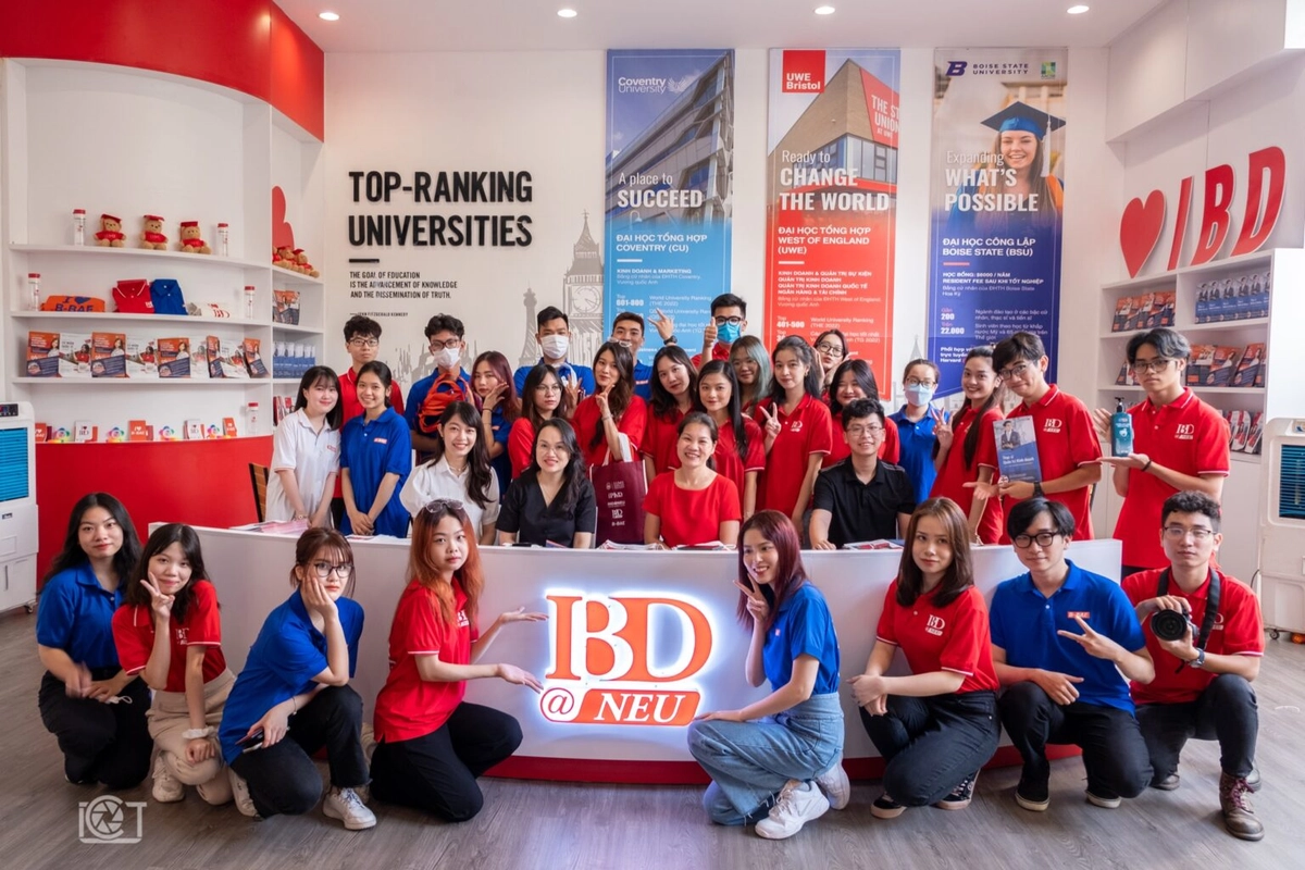 tư vấn viên Laha giới thiệu bộ hồ sơ nhượng quyền