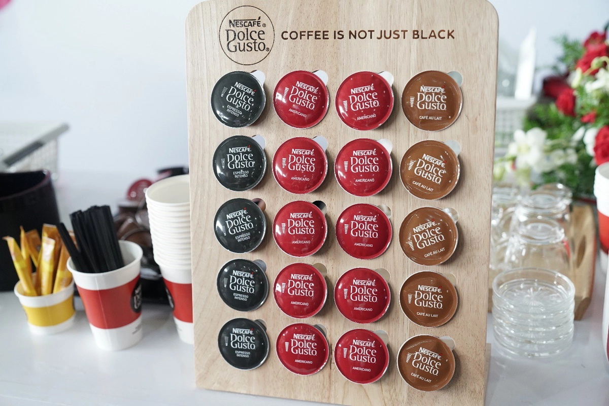 Bàn cà phê bày ly sứ Nescafe làm quà
