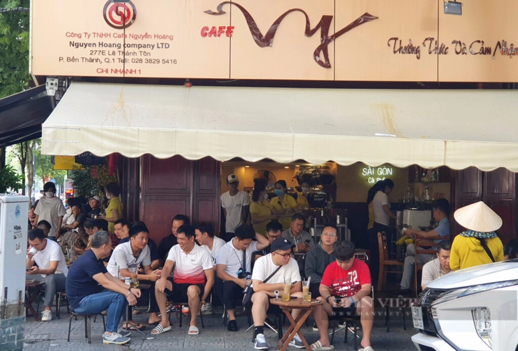Bàn cà phê sáng với cốc túi lọc Trung Nguyên và sổ tay