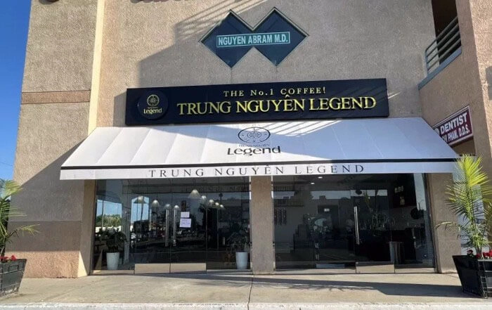 bảng hiệu Trung Nguyên Legend trước cửa quán