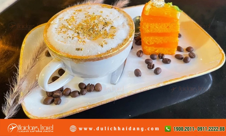 Bánh quy bơ và cà phê trứng phục vụ sáng