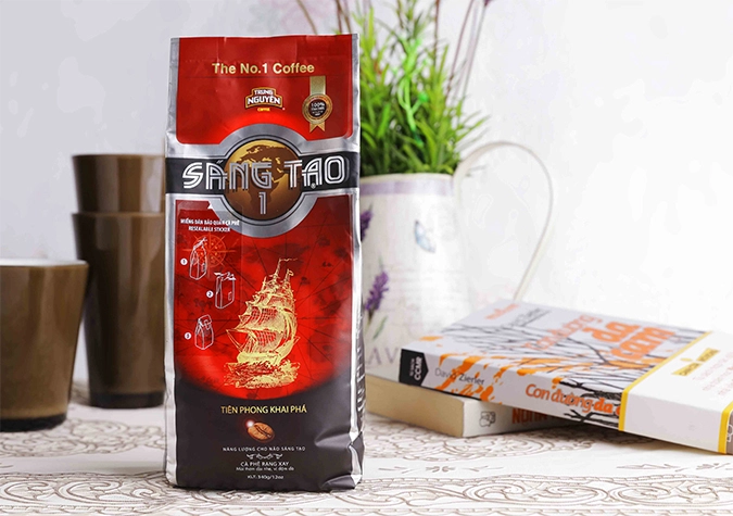 Bao bì G7 3in1 Trung Nguyên trên bàn gỗ