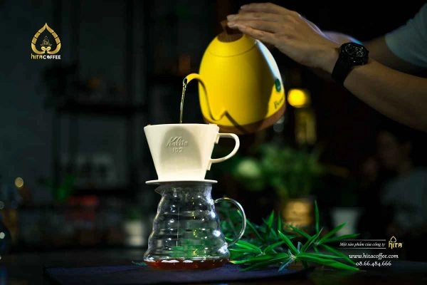 barista Arobi đang pha chế theo quy chuẩn