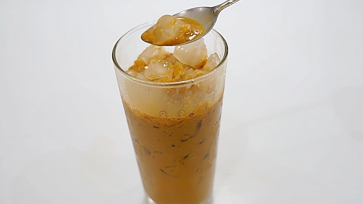 barista khuấy ly legend cafe sữa đá sánh mịn