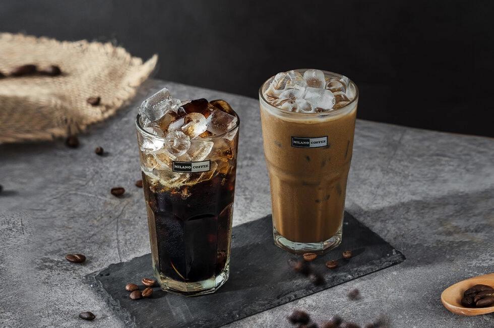 barista Milano Coffee đang pha chế giờ cao điểm