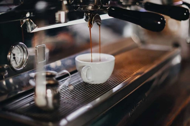 barista Napoli Coffee pha espresso bằng máy chuyên nghiệp