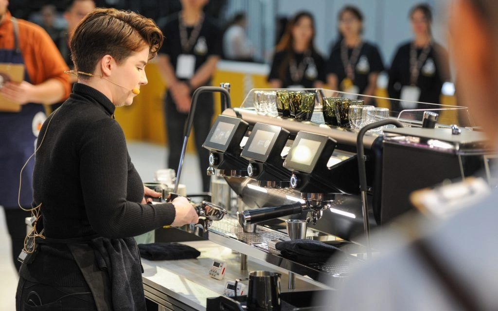 barista Ông Bầu đang pha cà phê chuẩn quy trình