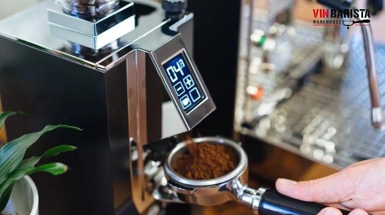barista pha chế espresso chuẩn tại quầy cà phê