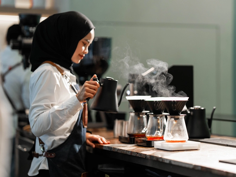 barista quán Trung Giang đang chiết espresso