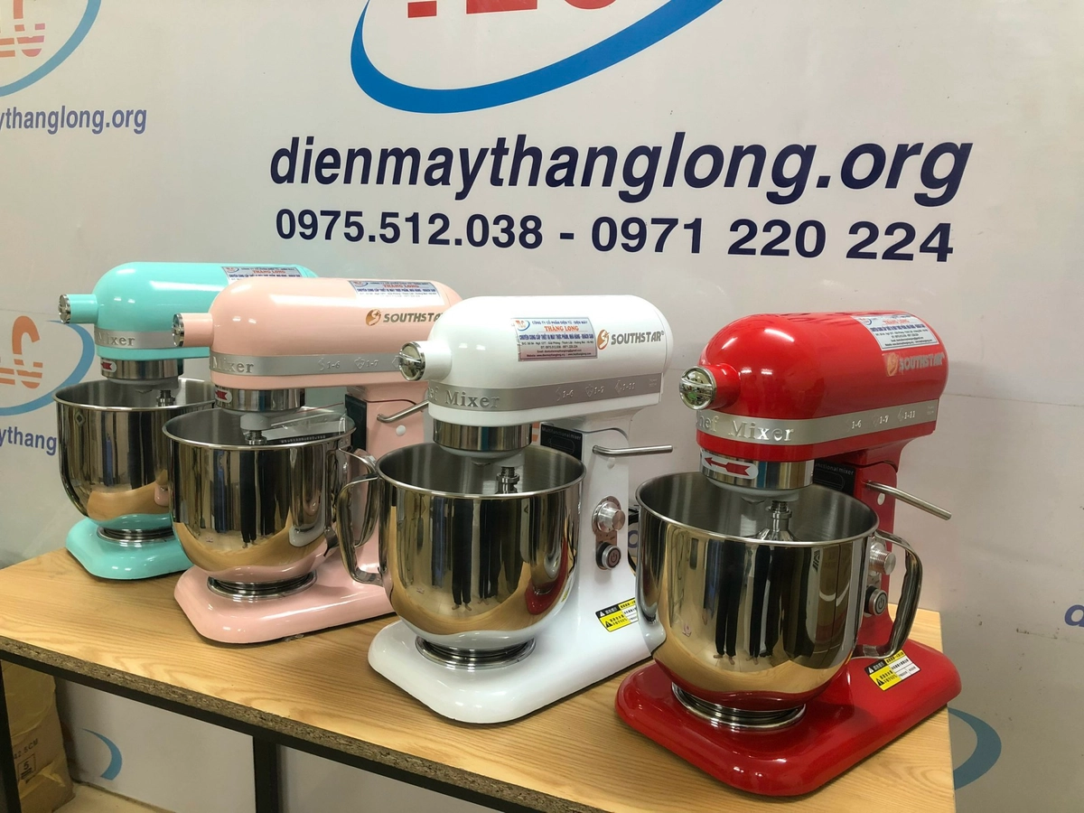 Barista thực hành đánh kem trứng tại quầy