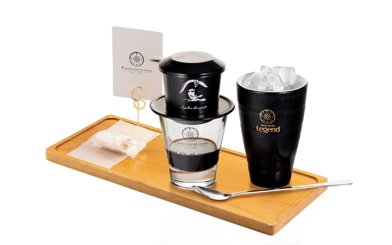 barista Trung Nguyên E Coffee đang pha chế