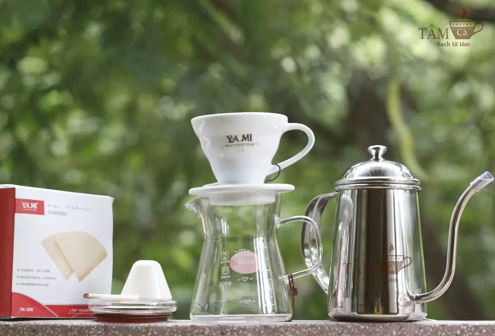 Bộ dụng cụ pha cà phê trên bàn gỗ