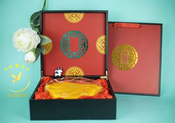 Bộ hộp quà Trung Nguyên bày trên bàn gỗ