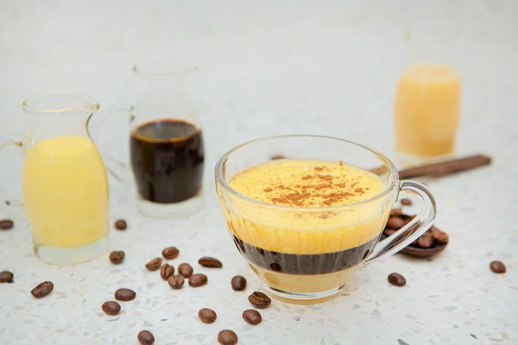 bọt kem trứng sánh mịn trong tách cà phê