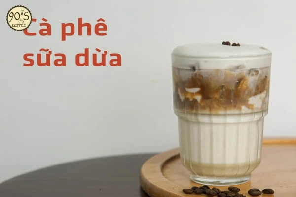 Cà phê sữa trứng đá và nóng đặt cạnh nhau