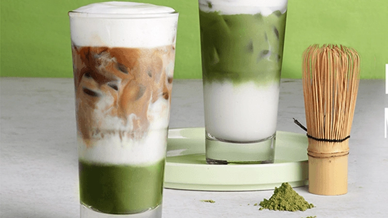 cà phê trứng cacao và matcha trong ly thủy tinh